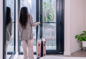 Propietario entregando las llaves de su vivienda en alquiler con contrato firmado sobre la mesa