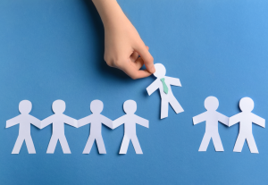 Autónomo revisando tipos de despido autónomos con asesoría legal