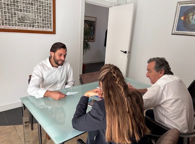 Reunión de trabajo con un cliente en la oficina de Grupo UB en Zaragoza